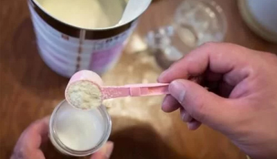 奶粉勺底部為啥會(huì)有個(gè)“孔”？知道原因后，家長(zhǎng)心里就有